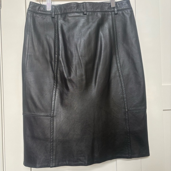 Elegant Black Leather Skirt - Picture 2 of 4